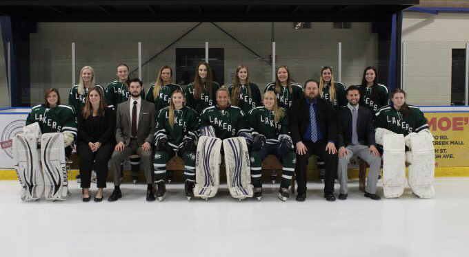 Members+of+the+Mercyhurst+women%E2%80%99s+CHE+ice+hockey+team+pose+for+a+team+picture.