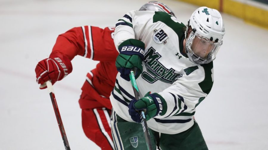 Men’s hockey splits two away games