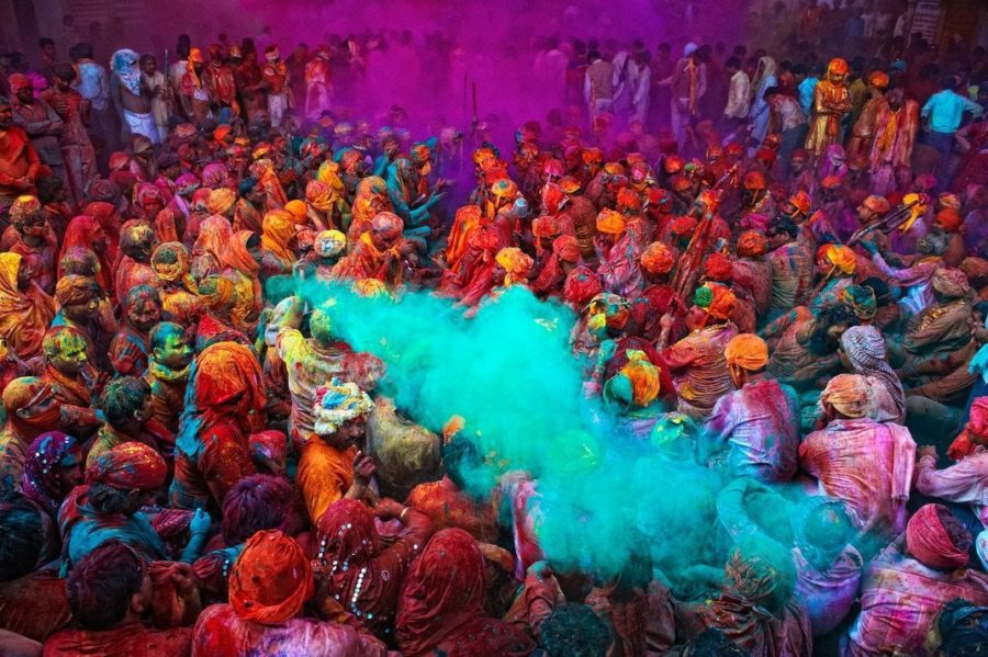 People+celebrating+Holi+in+the+midst+of+a+color+war
